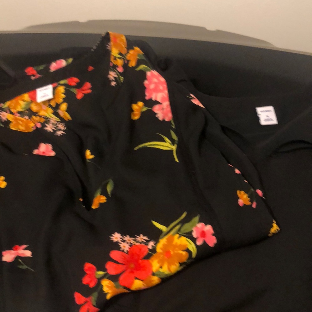 2 ladies Old Navy long sleeved blouses